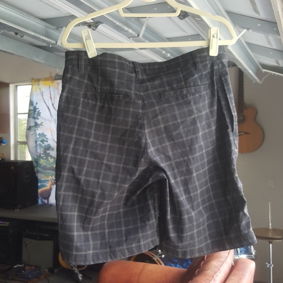 MOISTURE WICKING GOLF SHORTS - Picture 2 of 2